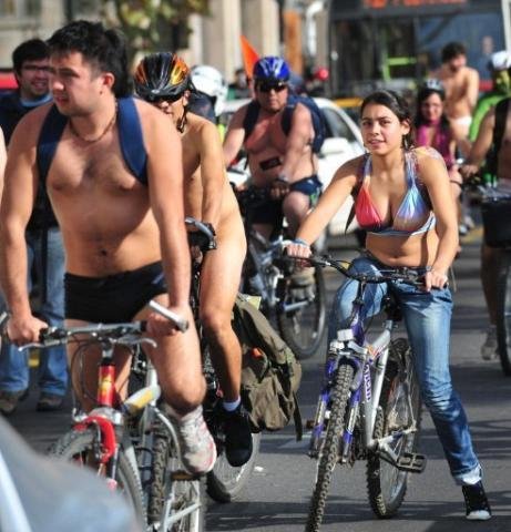 Primeiro protesto de ciclistas nus deixa sete detidos no Chile