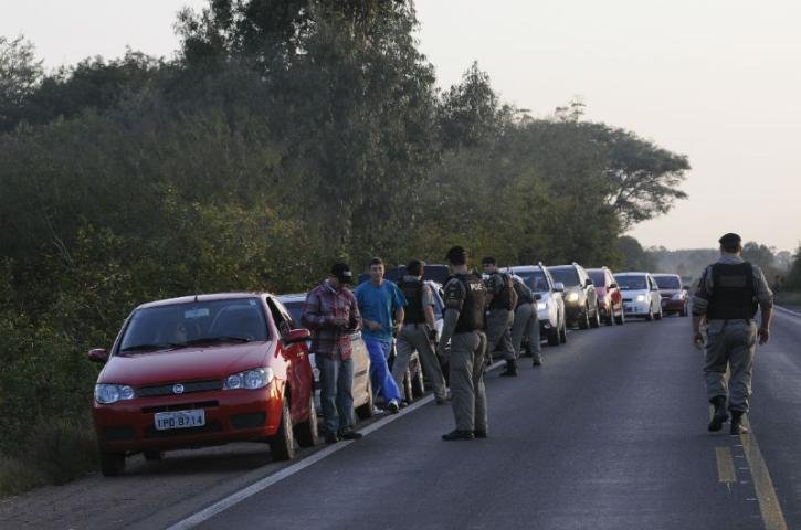 Pol&iacute;cia faz buscas na regi&atilde;o