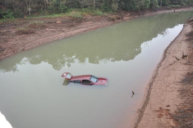 Criminosos abandonam carro em lago ap&oacute;s arrombarem lot&eacute;rica em Aratiba