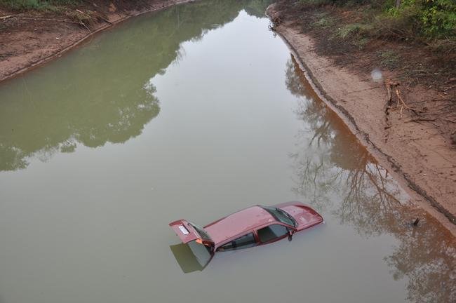 Criminosos que abandonaram carro em lago arrombaram lot&eacute;rica e posto em Bar&atilde;o do Cotegipe