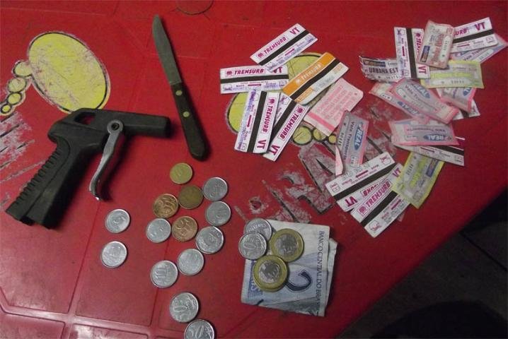 Jovens foram flagrados por viatura quando tentavam roubar ve&iacute;culo com pistola falsa