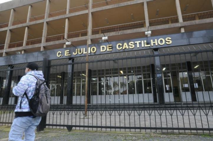  Alguns estudantes foram at&eacute; o local e receberam a informa&ccedil;&atilde;o de que as aulas estavam suspensas