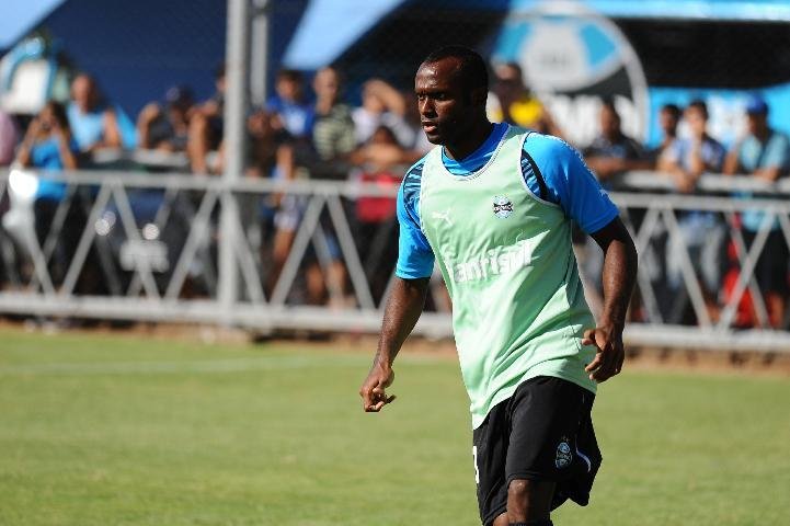 Vin&iacute;cius Pacheco deixa o Gr&ecirc;mio para atuar no Estrela Vermelha