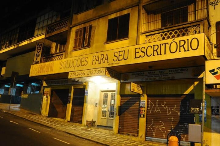 Peda&ccedil;o de parede desaba do quinto andar de pr&eacute;dio no Centro da Capital