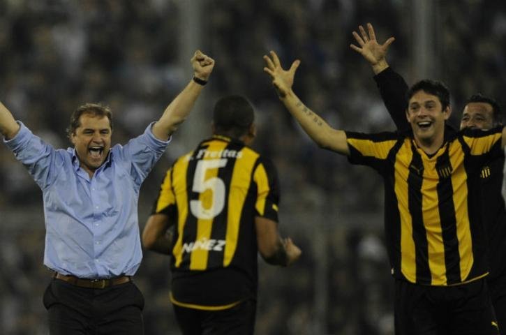 Imprensa uruguaia afirma que Pe&ntilde;arol est&aacute; a um passo da gl&oacute;ria na Libertadores