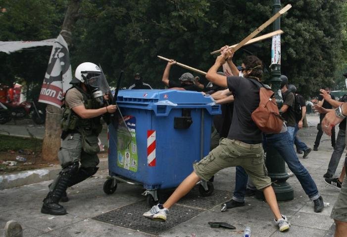 Pressionado por greve, premier da Gr&eacute;cia anuncia mudan&ccedil;as no governo