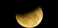 Eclipse da lua começou na tarde desta quarta-feira, em diversas cidades