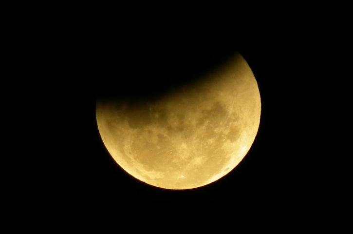 Eclipse da lua come&ccedil;ou na tarde desta quarta-feira, em diversas cidades
