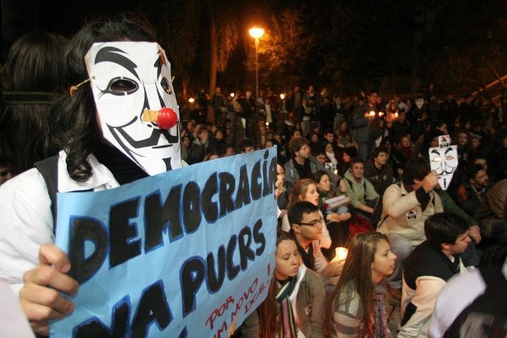 Ap&oacute;s onda de protestos, reitoria da PUC decidiu agir. 