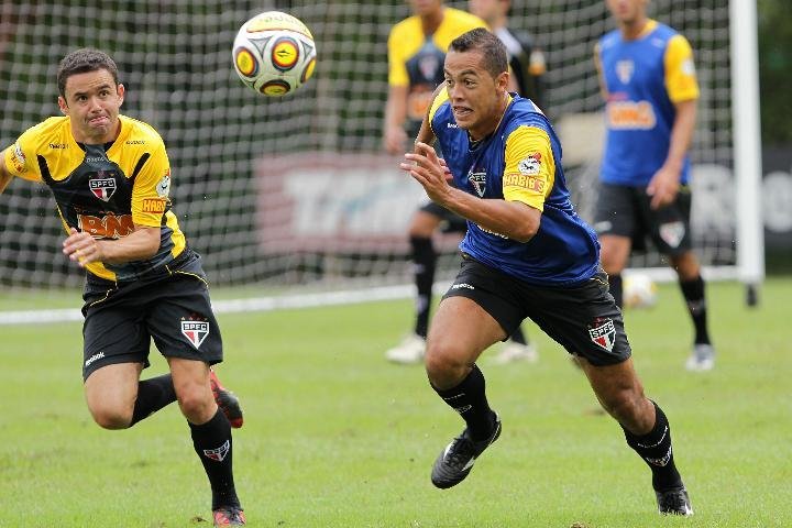 Inter tenta contratar atacante Mazola (&agrave; direita) e volante Cristian