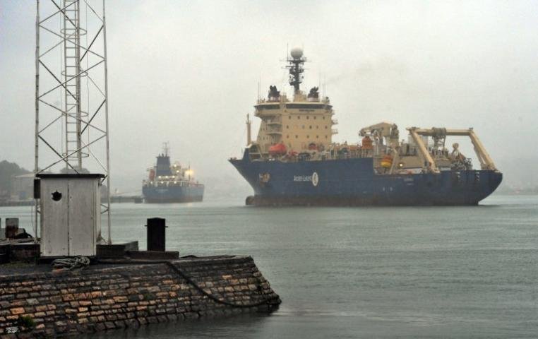 Navio com restos mortais de v&iacute;timas do acidente Rio-Paris chega &agrave; Fran&ccedil;a