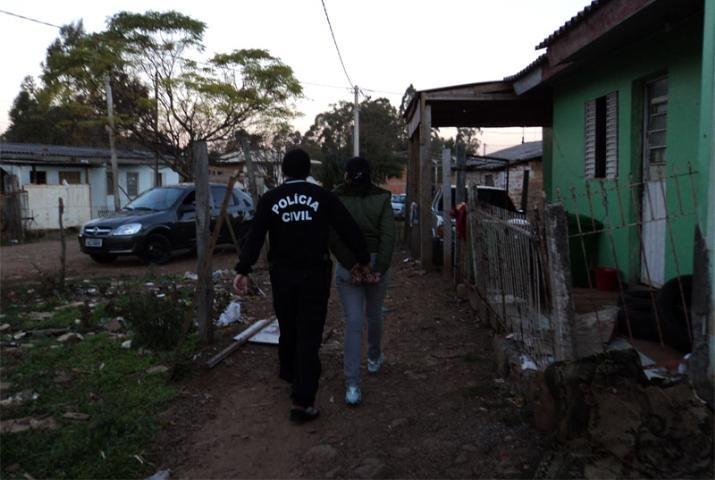 Pol&iacute;cia prende mulher de 18 anos que chefiava tr&aacute;fico na periferia de Passo Fundo