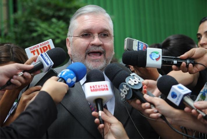 Procurador-geral, Roberto Gurgel, classificou sigilo em obras da Copa de ilegal e absurdo
