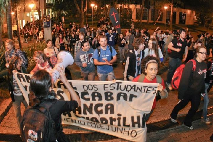 Manifestantes amea&ccedil;am interferir no vestibular da PUCRS