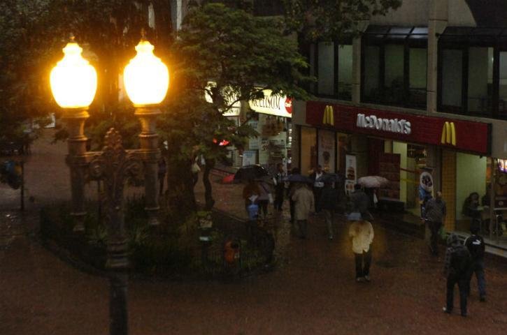 Nuvens negras fecharam o c&eacute;u de Porto Alegre nesta manh&atilde;