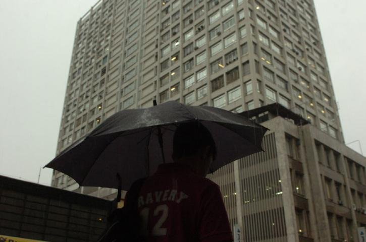 Cerca de nove mil clientes da CEEE est&atilde;o sem luz na zona Leste de Porto Alegre