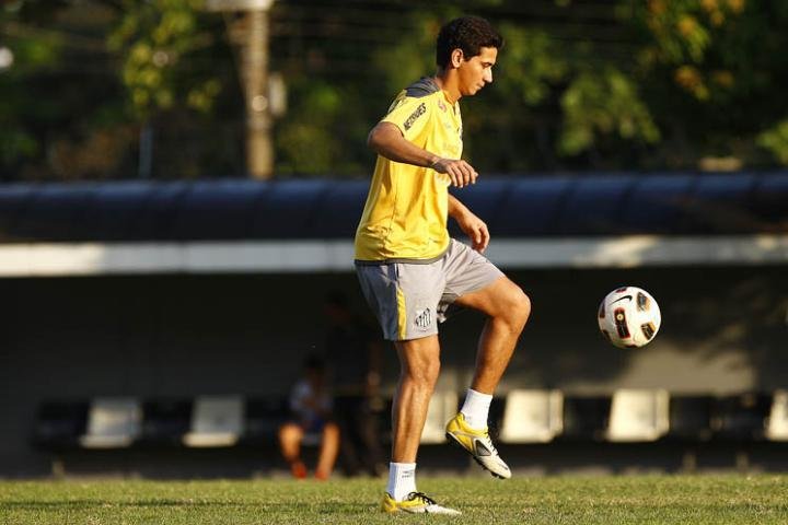 Sem treinar com bola, Ganso ainda &eacute; d&uacute;vida para final da Libertadores