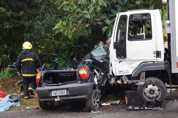 Tr&aacute;fego &eacute; liberado na Oscar Pereira, ap&oacute;s acidente que matou casal 