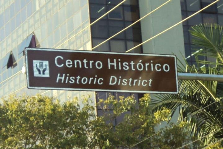 Prefeitura instala placas bil&iacute;ngues no Centro Hist&oacute;rico