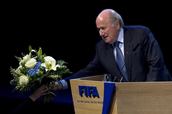 Rec&eacute;m-reeleito, Blatter usa dinheiro para se perpetuar na Fifa