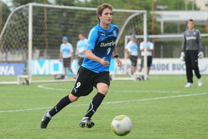 Com M&aacute;rio Fernandes, Gr&ecirc;mio retorna ao esquema antigo diante do Vasco 