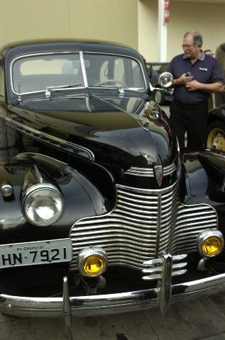 Adoradores de carros antigos exp&otilde;em raridades em Porto Alegre