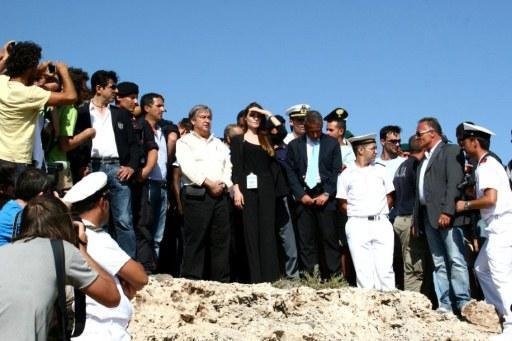Atriz Angelina Jolie visita refugiados africanos na It&aacute;lia