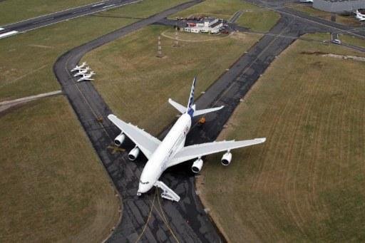 Aeronave bate em estrutura durante feira em Paris