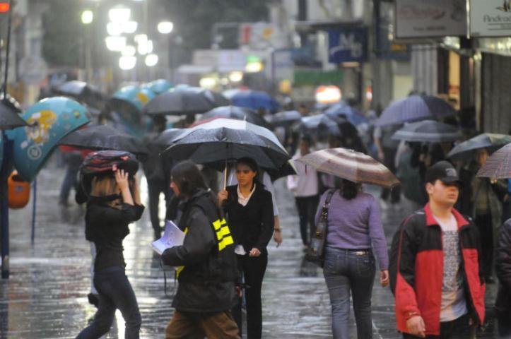 RS come&ccedil;a inverno sob chuva forte nesta ter&ccedil;a