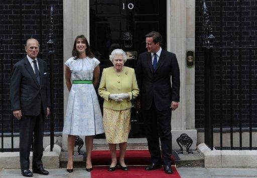 Rainha Elizabeth e o marido realizam uma visita pouco habitual