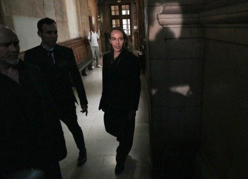 Em tribunal, Galliano diz que &eacute; viciado em &aacute;lcool, son&iacute;feros e valium