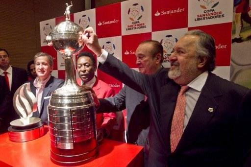 Em evento promocional da final da Libertadores, Pel&eacute; diz que Neymar exagera no cai-cai