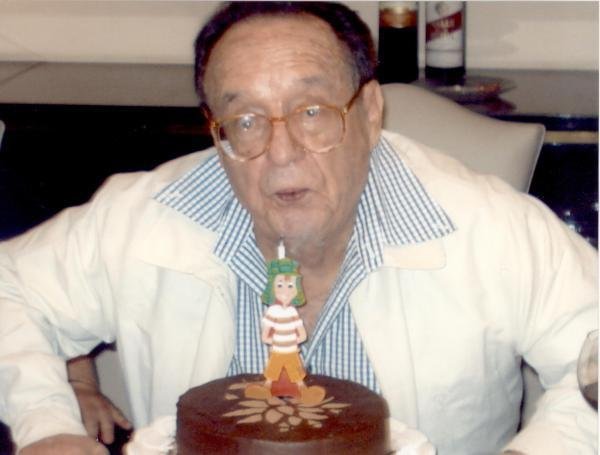 Roberto Bola&ntilde;os sopra vela de anivers&aacute;rio de Chaves