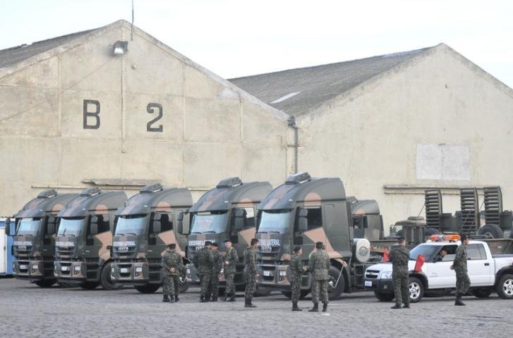 Navio traz 38 carros de combate do Ex&eacute;rcito para o Porto de Rio Grande