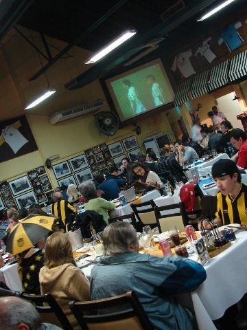 Dezenas de torcedores carboneros compareceram ao El Viejo Panchos, em Porto Alegre
