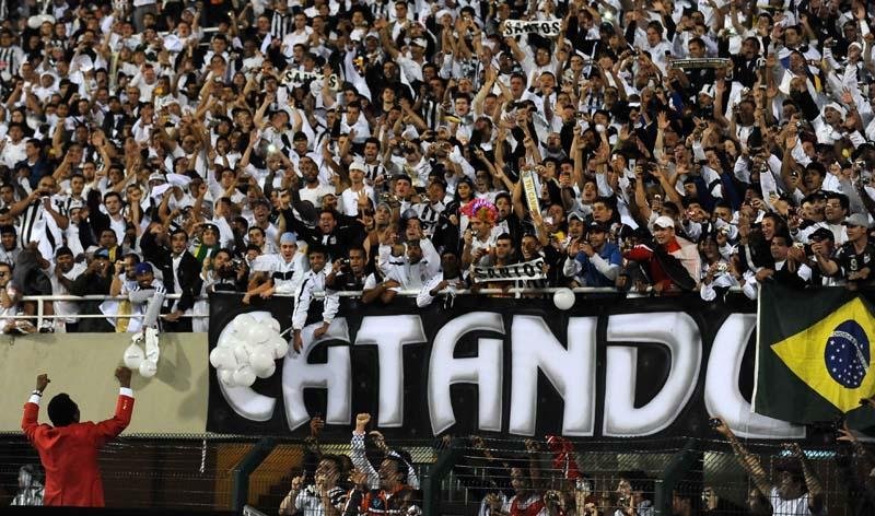 Pel&eacute; comanda a festa do Santos e pede aplausos para Muricy