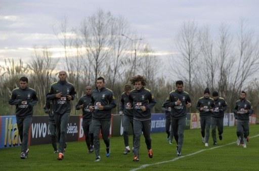 Sele&ccedil;&atilde;o Brasileira faz treino f&iacute;sico e aguarda campe&otilde;es do Santos