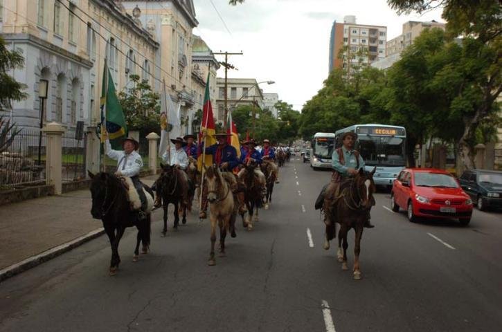 Tradicionalistas realizam cavalgada contra as drogas em Porto Alegre