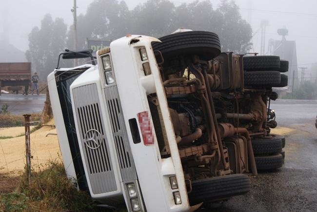 Motorista tomba caminh&atilde;o para evitar acidente