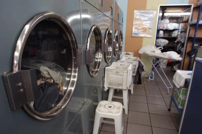 Umidade aumenta demanda nas lavanderias da Capital