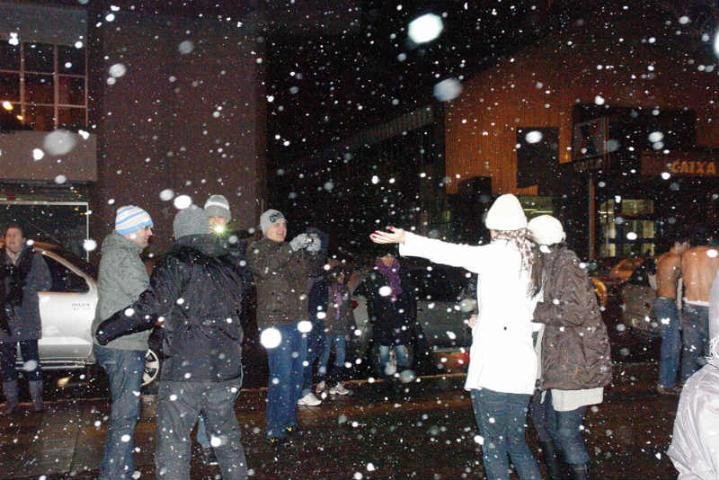 Turistas comemoram a chegada da neve em S&atilde;o Joaquim (SC)