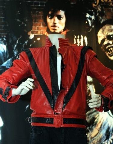 Jaqueta usada por Michael Jackson em Thriller &eacute; leiloada por 1,8 milh&atilde;o de d&oacute;lares