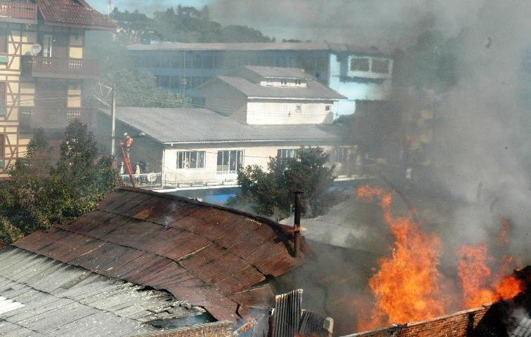 Telhado ficou parcialmente destru&iacute;do pelo fogo