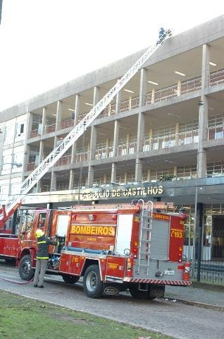 Bombeiros fazem simula&ccedil;&atilde;o de inc&ecirc;ndio em Porto Alegre