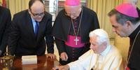 Pelo iPad, papa Bento XVI posta primeiro tuíte