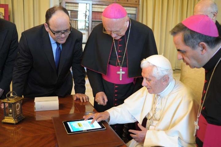 Pelo iPad, papa Bento XVI posta primeiro tu&iacute;te