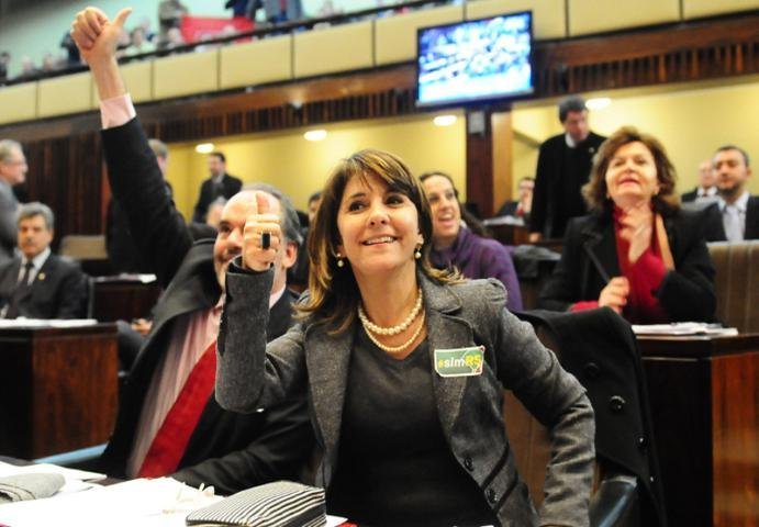 Ap&oacute;s 16 horas, pacote do governo &eacute; aprovado integralmente