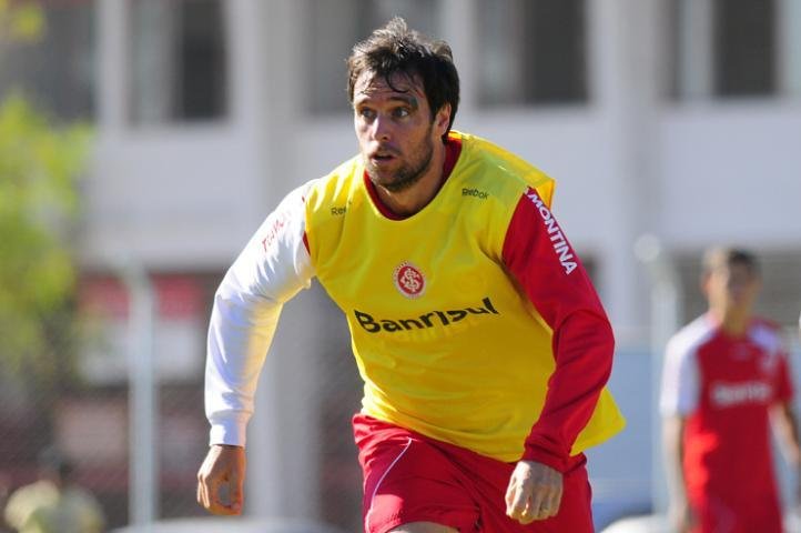 Lan&uacute;s entra na briga por Cavenaghi