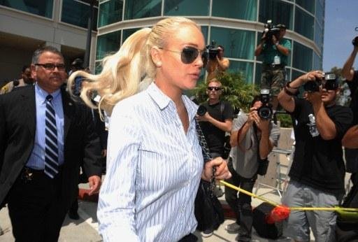 Lindsay Lohan &eacute; libertada de pris&atilde;o domiciliar ap&oacute;s 35 dias