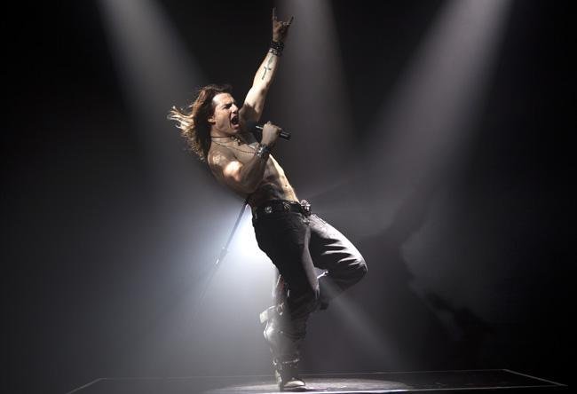 Produtora divulga foto de Tom Cruise como astro de rock em filme